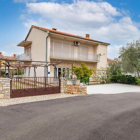 Lovely Apartment In Fazana With Kitchen Exterior foto